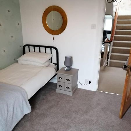 Y Garreg Wen Bed & Breakfast Llanybydder ภายนอก รูปภาพ