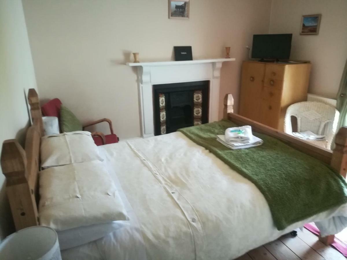 Y Garreg Wen Bed & Breakfast Llanybydder ภายนอก รูปภาพ