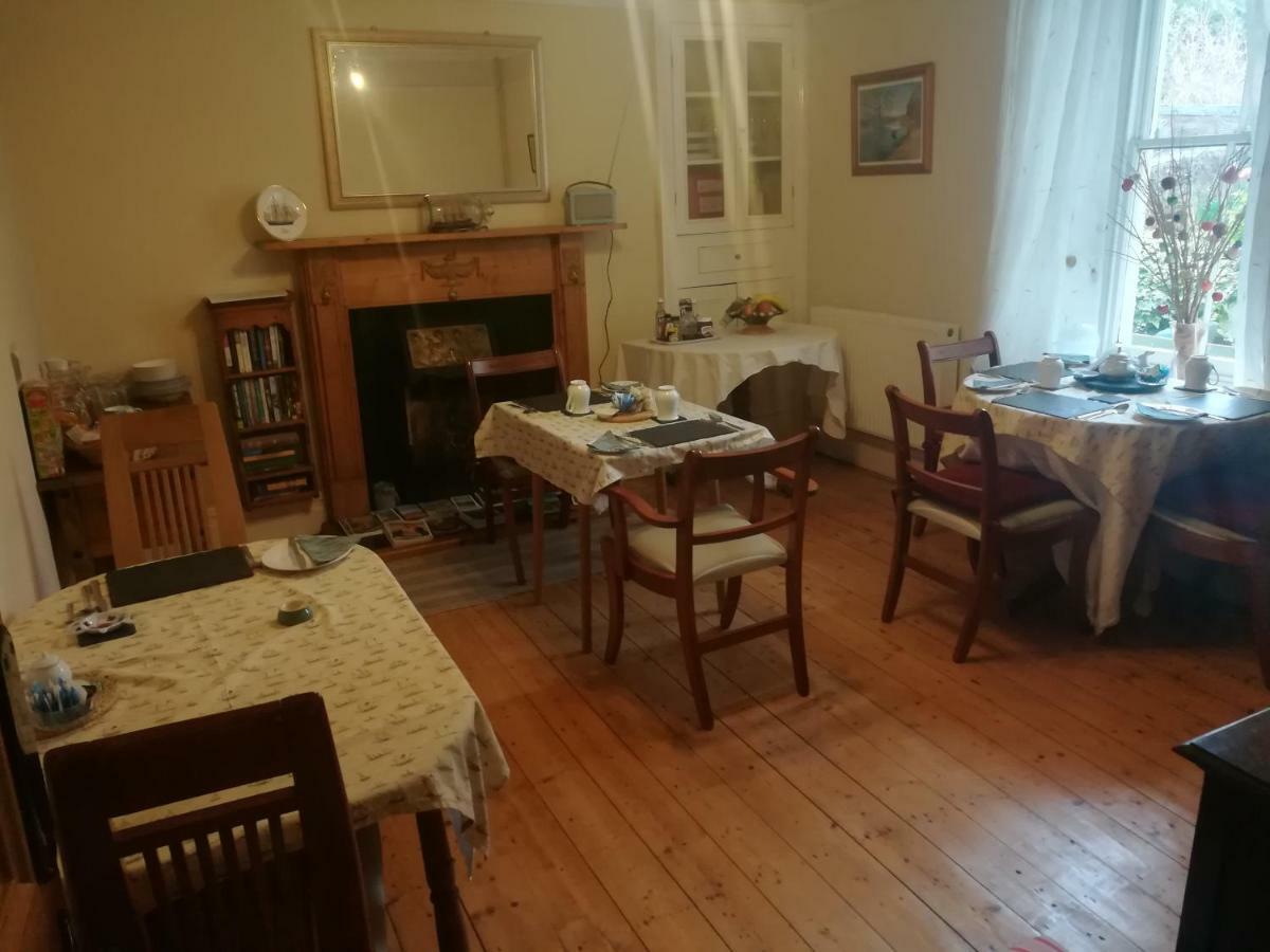 Y Garreg Wen Bed & Breakfast Llanybydder ภายนอก รูปภาพ