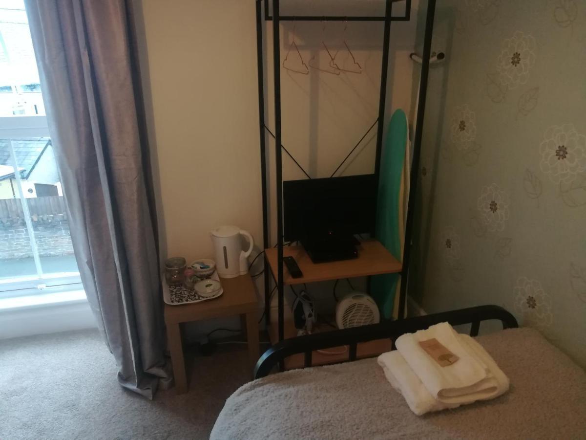 Y Garreg Wen Bed & Breakfast Llanybydder ภายนอก รูปภาพ