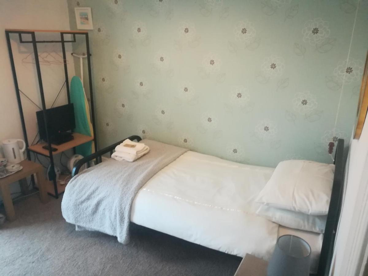 Y Garreg Wen Bed & Breakfast Llanybydder ภายนอก รูปภาพ