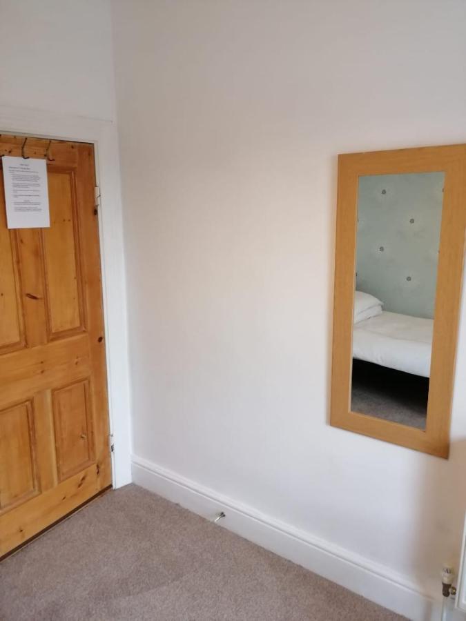 Y Garreg Wen Bed & Breakfast Llanybydder ภายนอก รูปภาพ